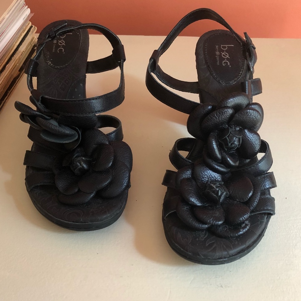 Size 7 b.o.c flower heels in black